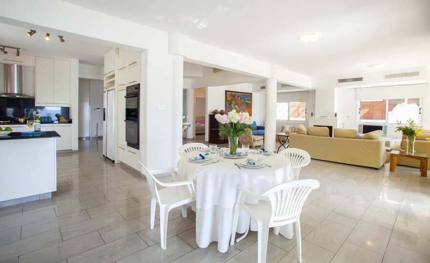 Stellen Sie sich vor, Ihre Familie mietet diese luxuriöse Strandvilla, Larnaca Villa 1399