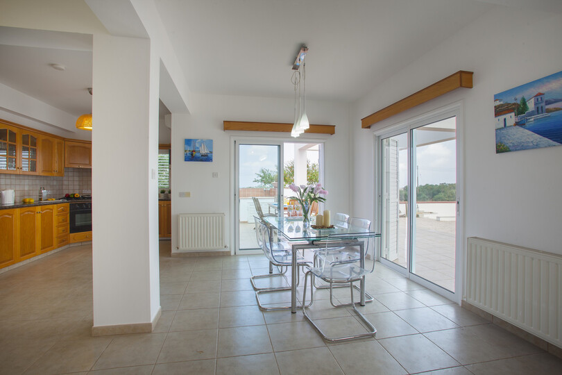 Stellen Sie sich vor, Ihre Familie mietet diese Luxusvilla mit großem privaten Pool, Protaras Villa 1543