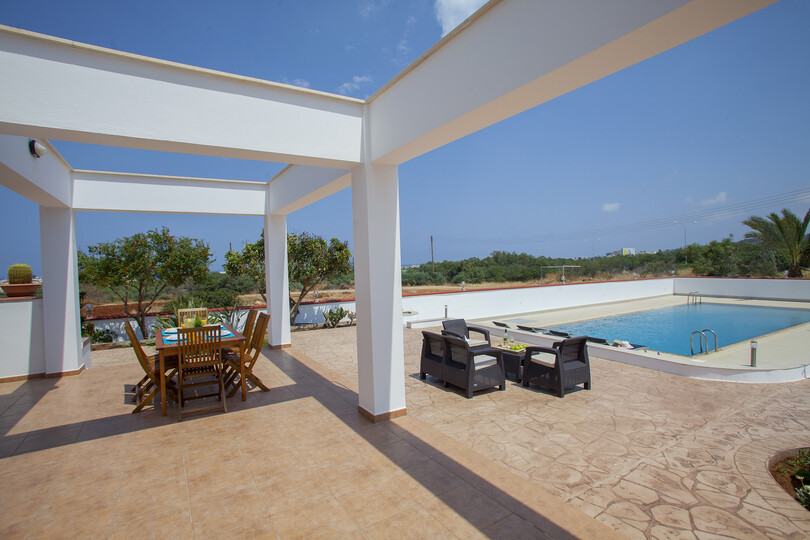 Stellen Sie sich vor, Ihre Familie mietet diese Luxusvilla mit großem privaten Pool, Protaras Villa 1543