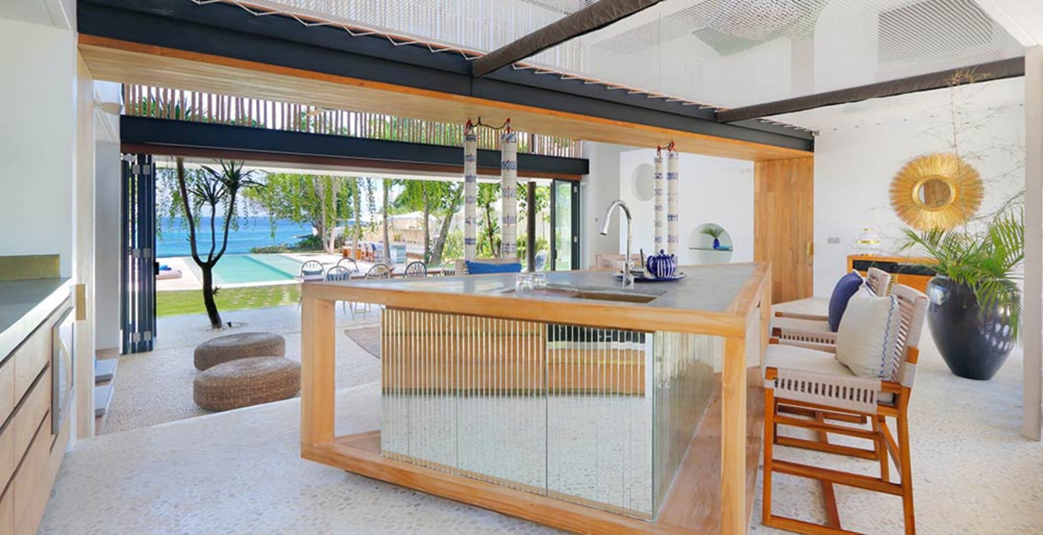 Ihre Familie wird den exklusiven balinesischen Service in Ihrer privaten Villa in Nusa Lembongan, Bali Villa 2126, lieben