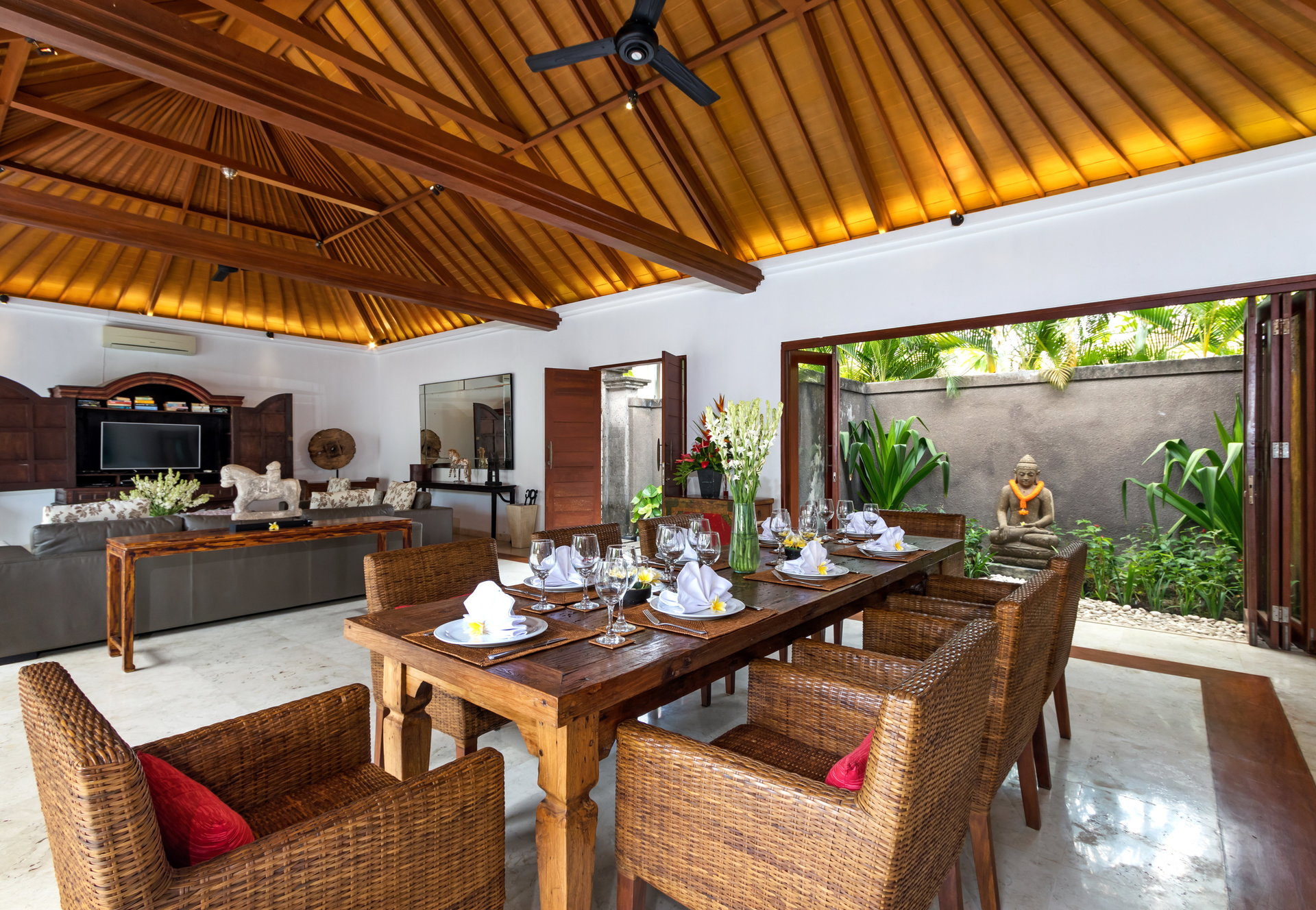 Der komplette Leitfaden zur Anmietung Ihrer exklusiven Ferienvilla in Kabupaten Badung mit privatem Pool und vollem Personal, Bali Villa 2113