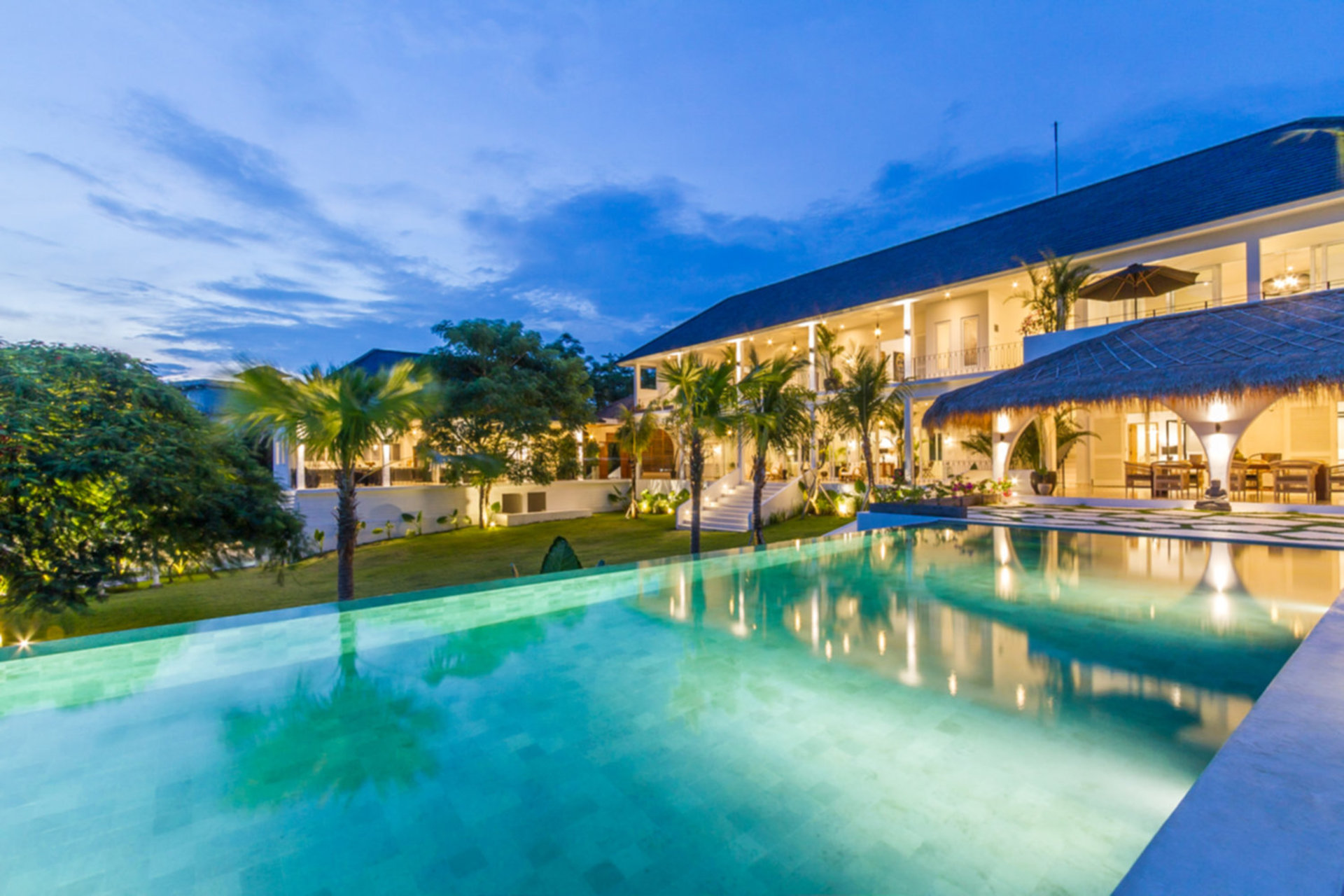 Stellen Sie sich vor, Ihre Familie mietet eine luxuriöse Ferienvilla mit 5 Schlafzimmern und atemberaubendem Meerblick, Bali Villa 2114