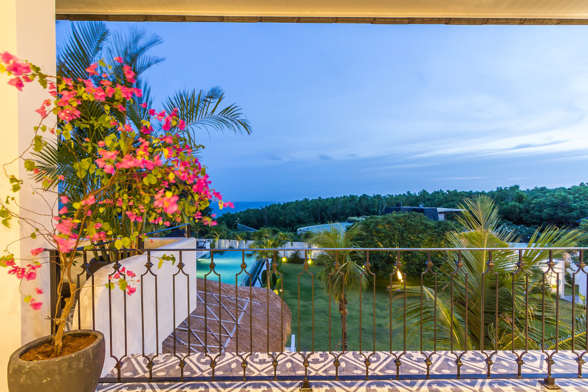 Stellen Sie sich vor, Ihre Familie mietet eine luxuriöse Ferienvilla mit 5 Schlafzimmern und atemberaubendem Meerblick, Bali Villa 2114