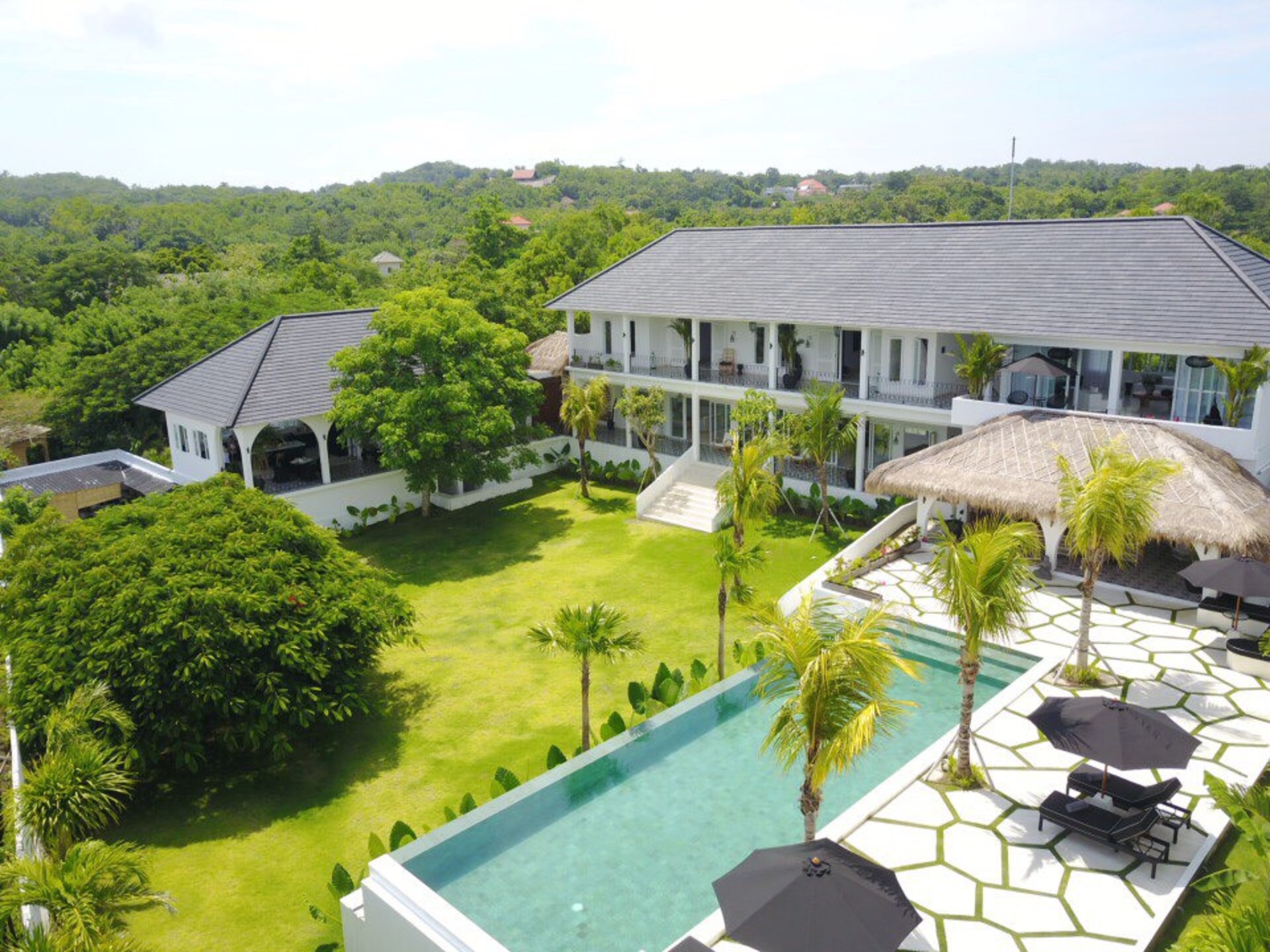 Stellen Sie sich vor, Ihre Familie mietet eine luxuriöse Ferienvilla mit 5 Schlafzimmern und atemberaubendem Meerblick, Bali Villa 2114