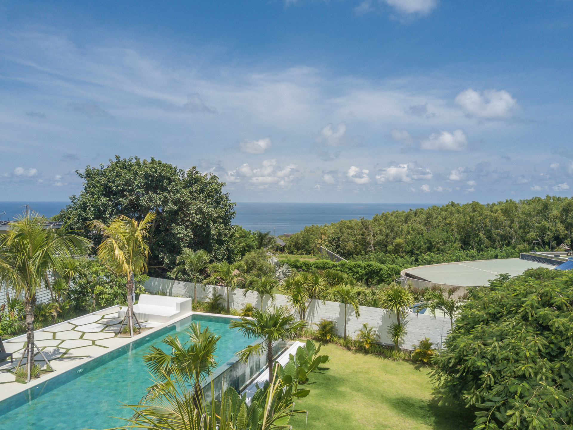 Stellen Sie sich vor, Ihre Familie mietet eine luxuriöse Ferienvilla mit 5 Schlafzimmern und atemberaubendem Meerblick, Bali Villa 2114