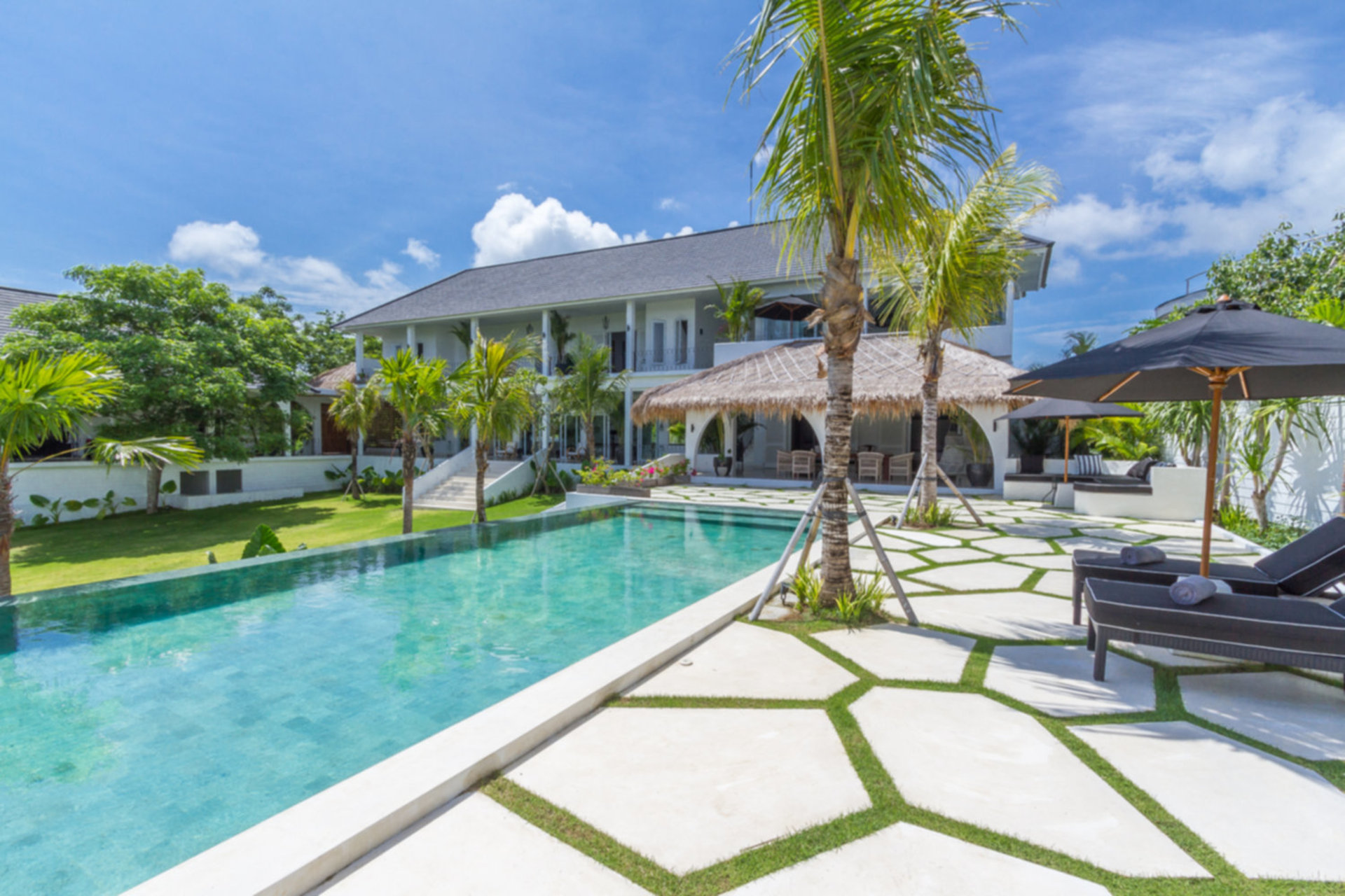 Stellen Sie sich vor, Ihre Familie mietet eine luxuriöse Ferienvilla mit 5 Schlafzimmern und atemberaubendem Meerblick, Bali Villa 2114