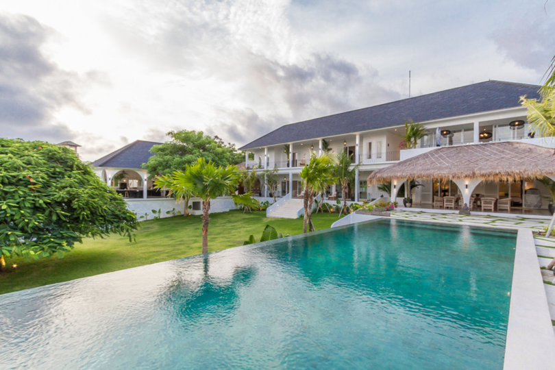 Stellen Sie sich vor, Ihre Familie mietet eine luxuriöse Ferienvilla mit 5 Schlafzimmern und atemberaubendem Meerblick, Bali Villa 2114