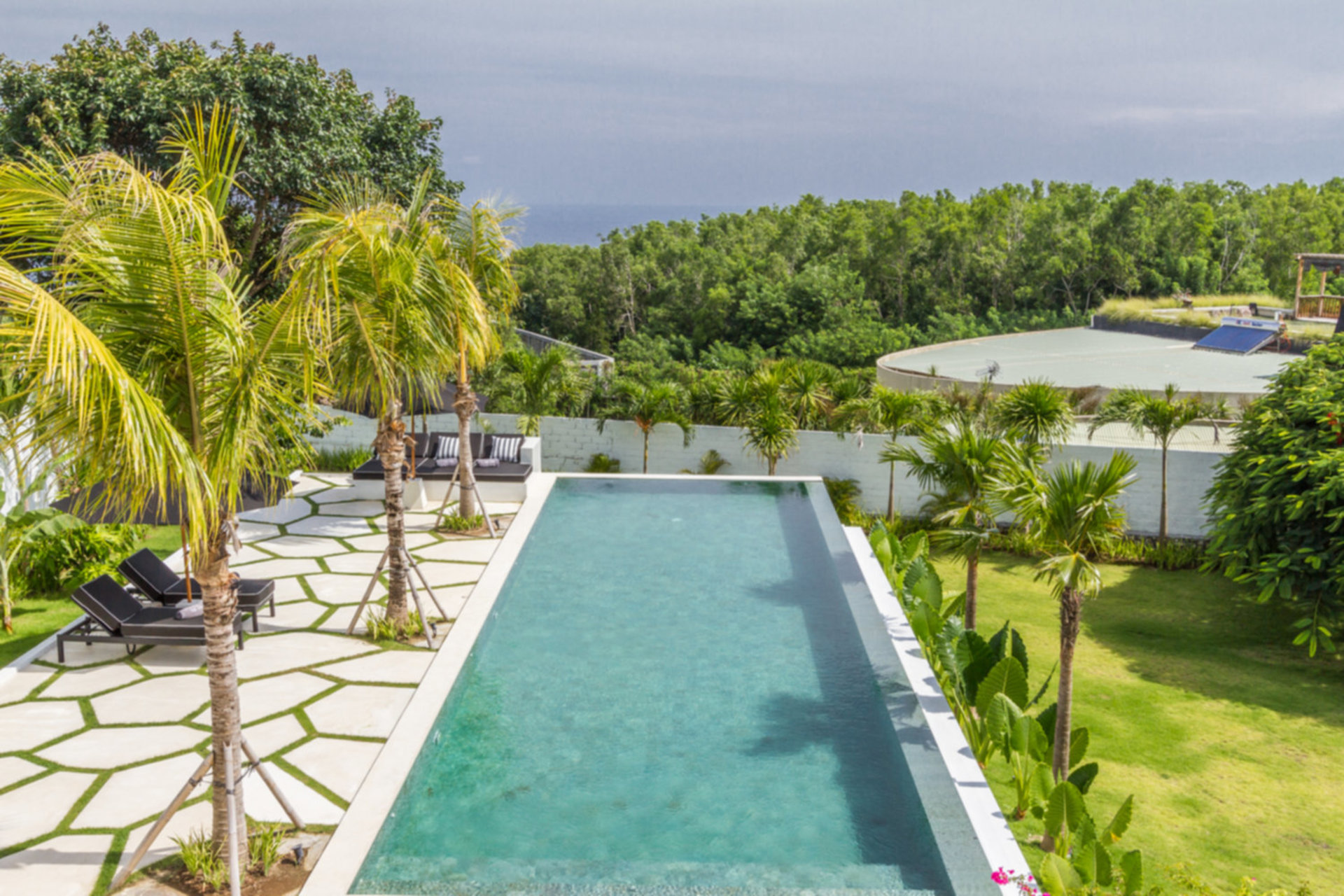 Stellen Sie sich vor, Ihre Familie mietet eine luxuriöse Ferienvilla mit 5 Schlafzimmern und atemberaubendem Meerblick, Bali Villa 2114