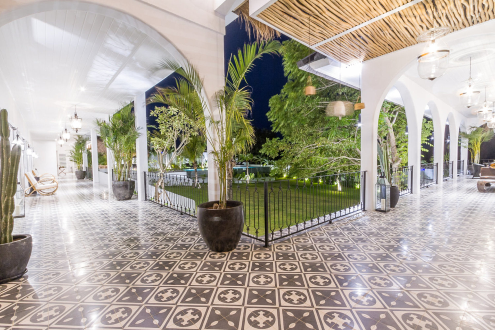 Stellen Sie sich vor, Ihre Familie mietet eine luxuriöse Ferienvilla mit 5 Schlafzimmern und atemberaubendem Meerblick, Bali Villa 2114