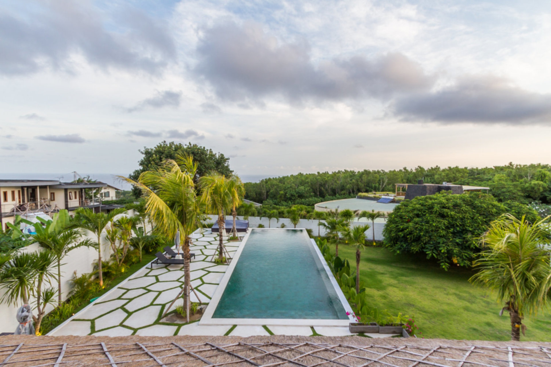 Stellen Sie sich vor, Ihre Familie mietet eine luxuriöse Ferienvilla mit 5 Schlafzimmern und atemberaubendem Meerblick, Bali Villa 2114