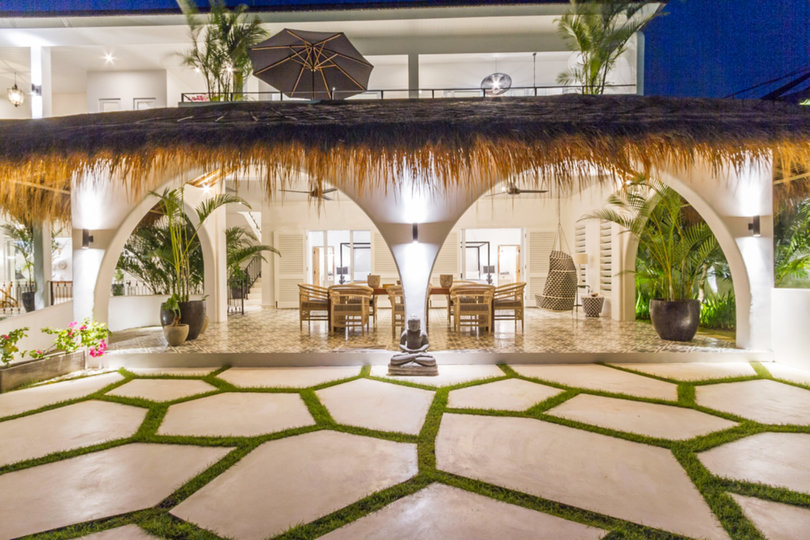 Stellen Sie sich vor, Ihre Familie mietet eine luxuriöse Ferienvilla mit 5 Schlafzimmern und atemberaubendem Meerblick, Bali Villa 2114