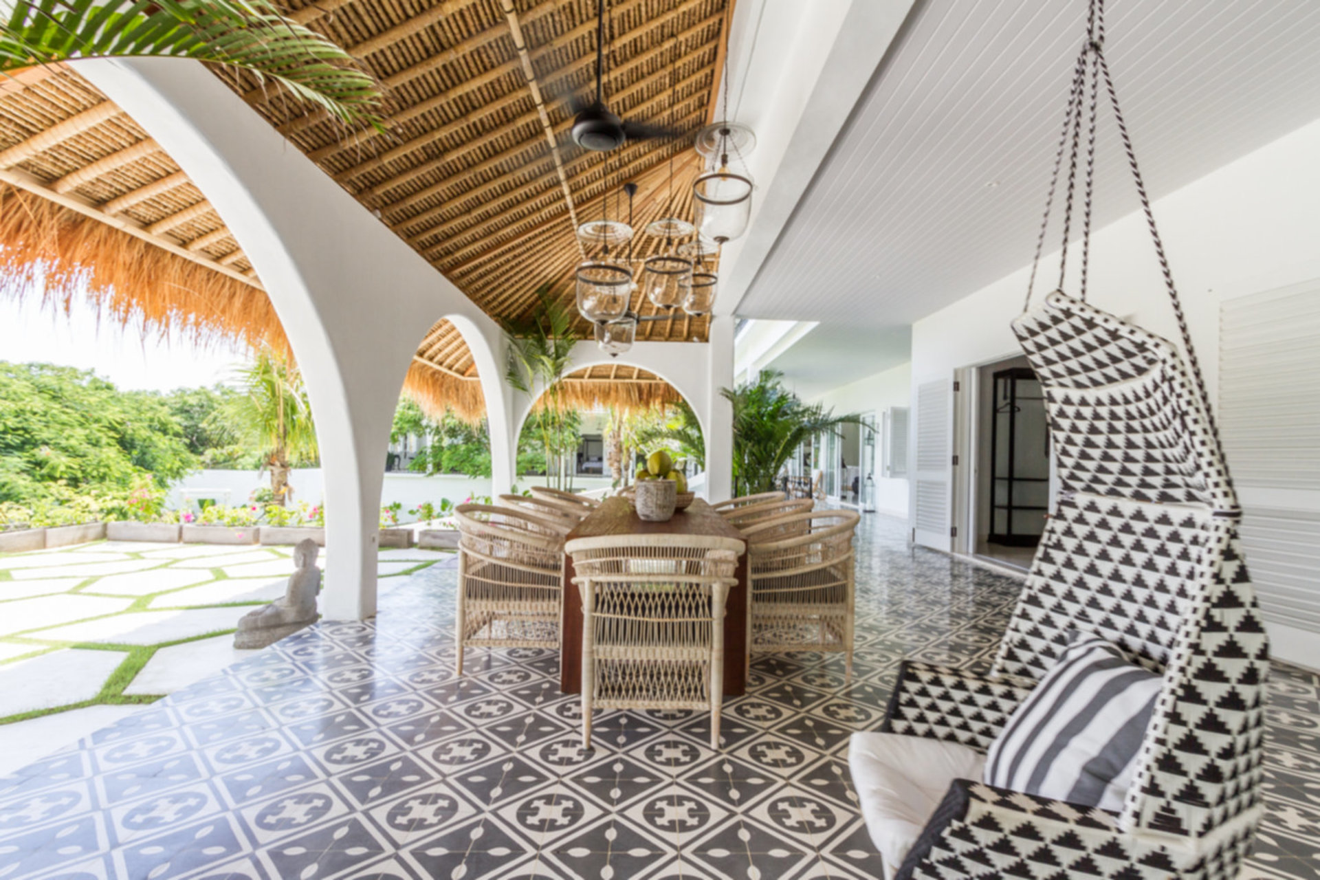 Stellen Sie sich vor, Ihre Familie mietet eine luxuriöse Ferienvilla mit 5 Schlafzimmern und atemberaubendem Meerblick, Bali Villa 2114