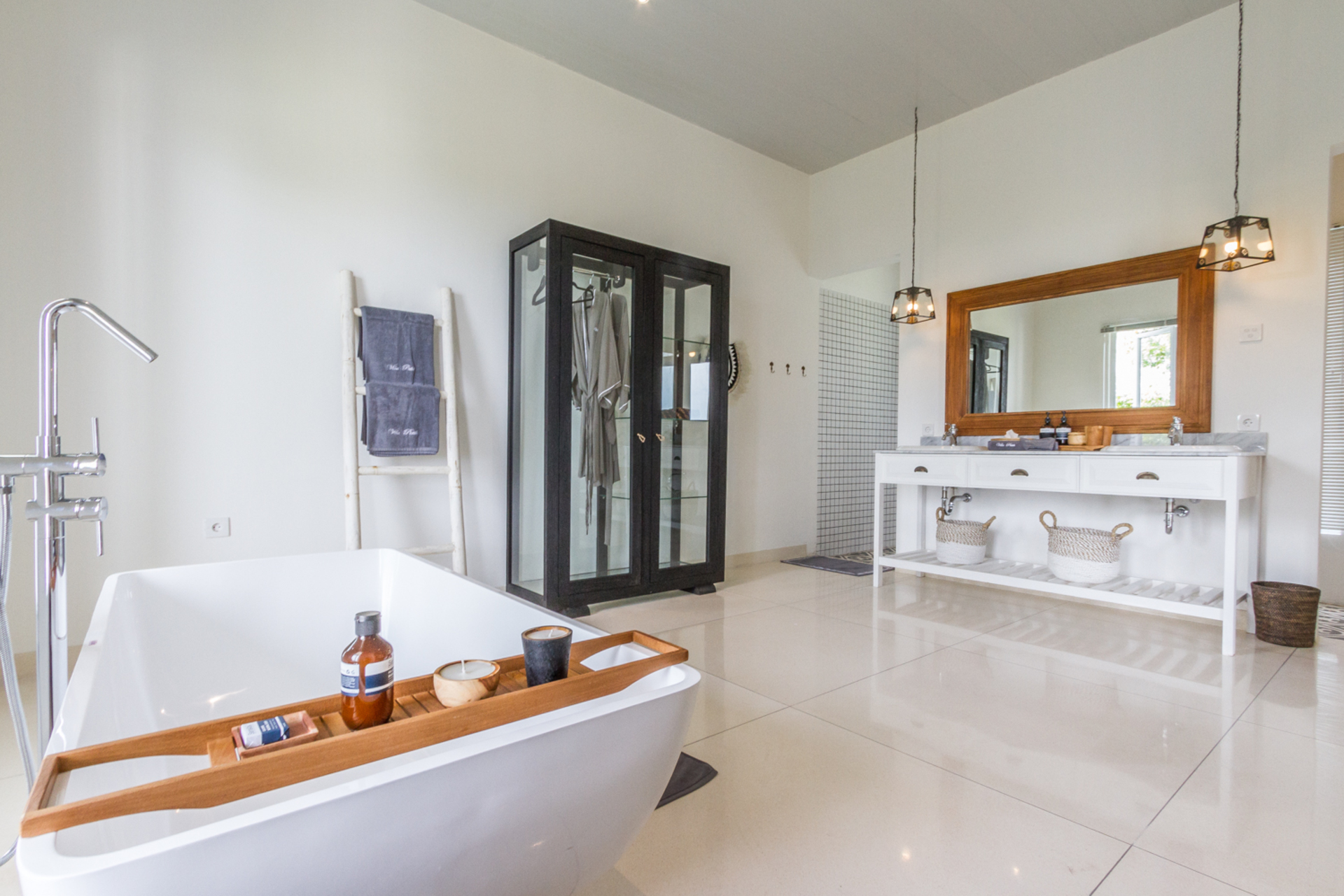 Stellen Sie sich vor, Ihre Familie mietet eine luxuriöse Ferienvilla mit 5 Schlafzimmern und atemberaubendem Meerblick, Bali Villa 2114