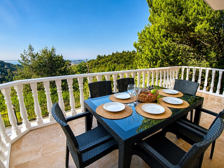 5 Star Villa Harmony – Sea & Mountain Escape