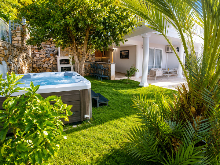 5 Star Villa Harmony – Sea & Mountain Escape