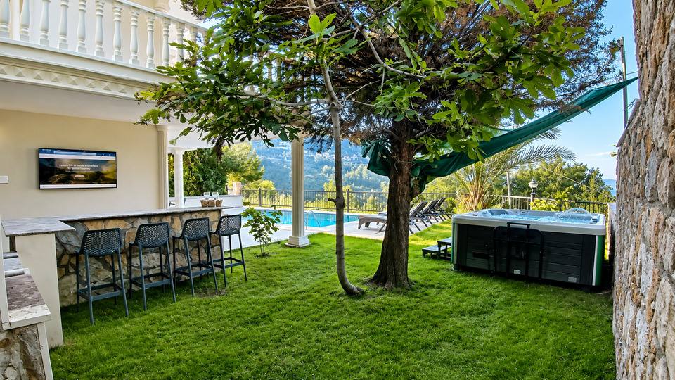5 Star Villa Harmony – Sea & Mountain Escape
