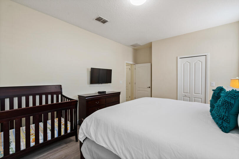 Master King Bedroom 1 39" Smart TV Wood Crib