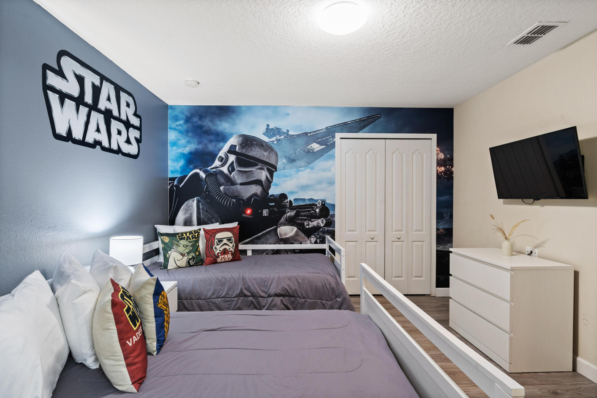 Twin/Double Bedroom 5 Upstairs Shared Bathroom 39" Smart TV Star Wars