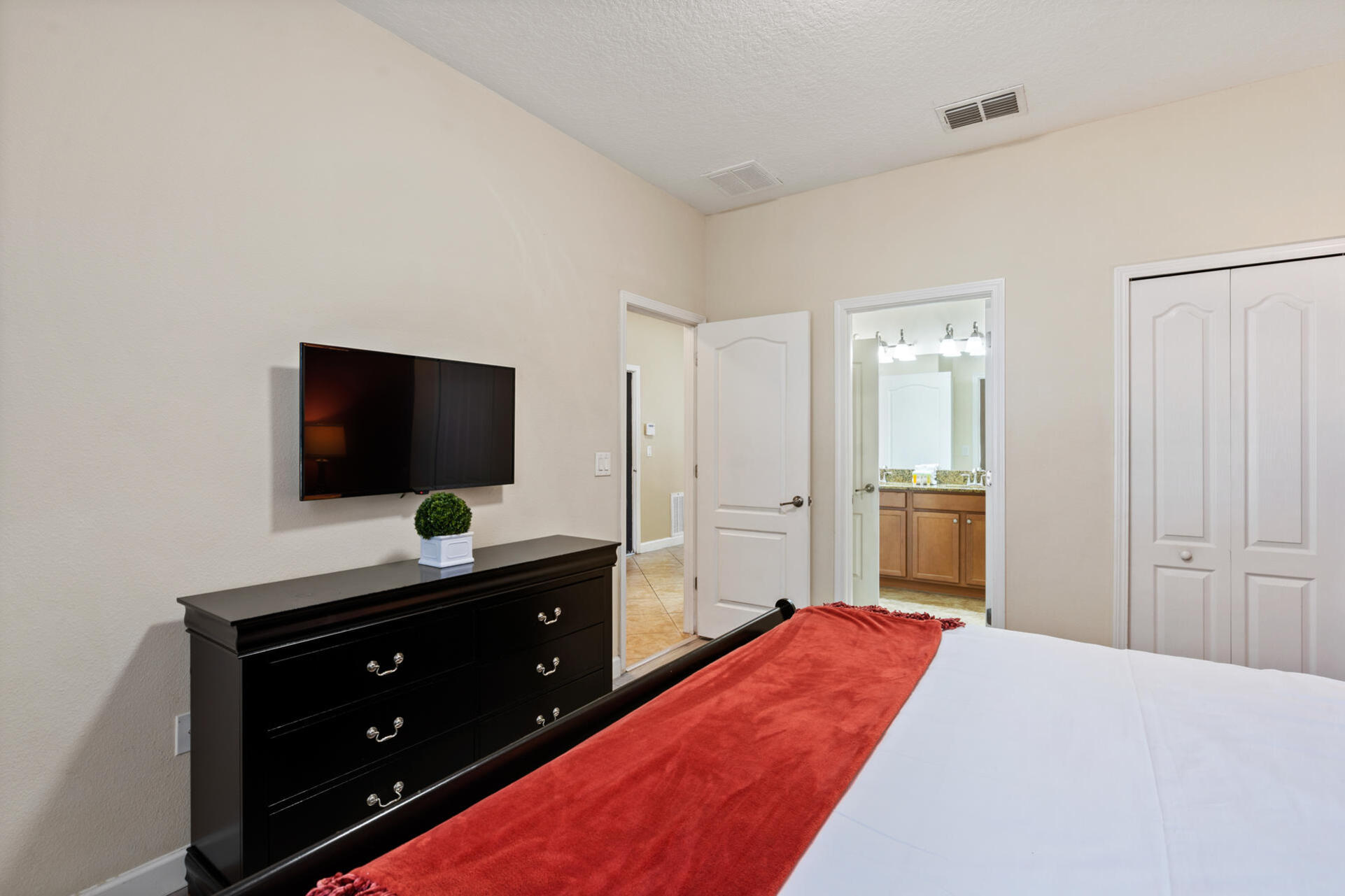 King Bedroom 2 39" Smart TV