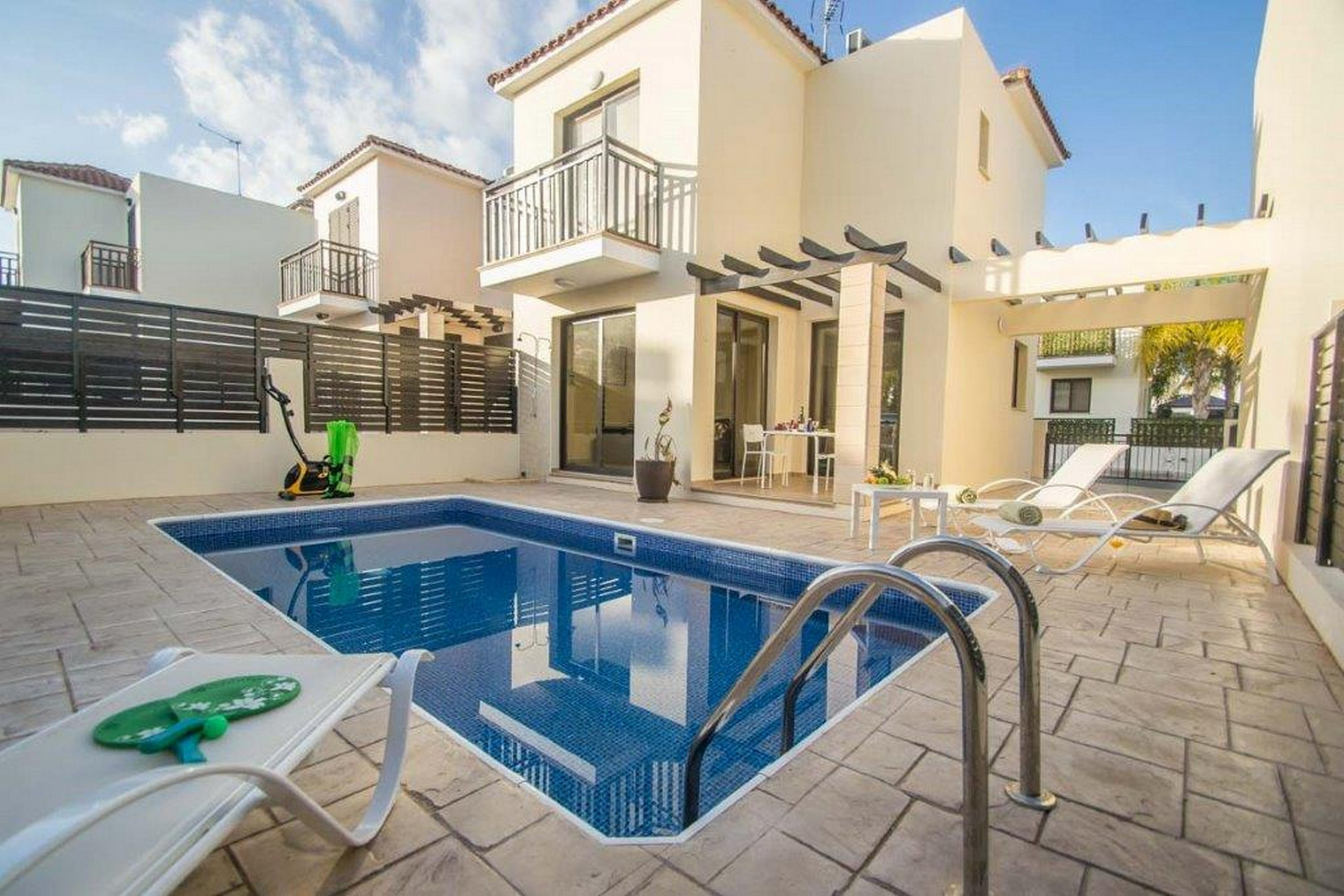 Mieten Sie eine Luxusvilla in der Nähe von allem, Famagusta Villa 1019