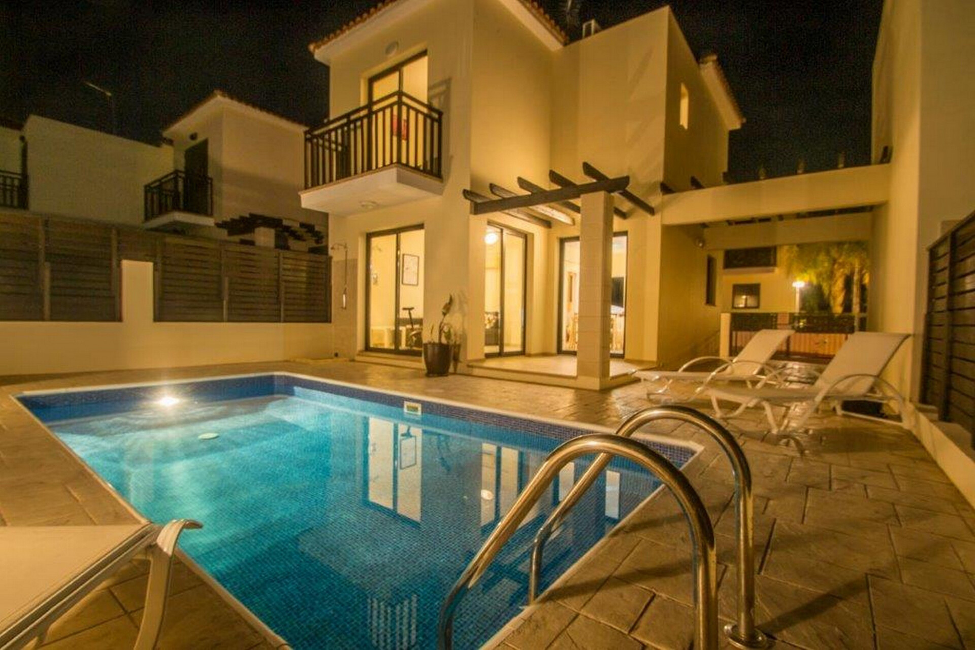 Mieten Sie eine Luxusvilla in der Nähe von allem, Famagusta Villa 1019