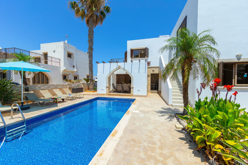 Luxuriöse 4-Zimmer-Strandvilla zur Miete, Famagusta Villa 1022