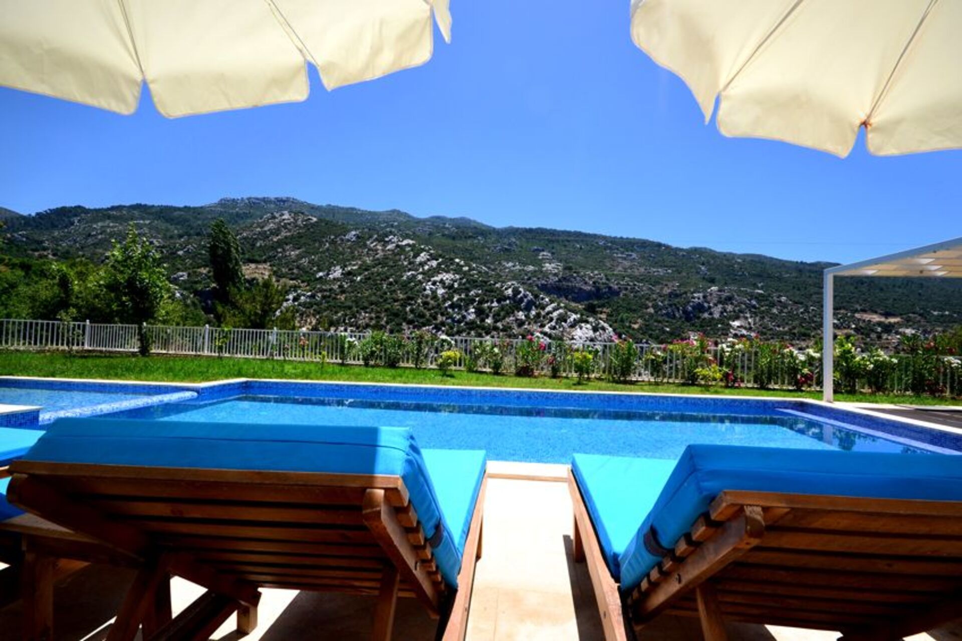 Mieten Sie Ihre eigene Luxusvilla mit 4 Schlafzimmern, Kalkan Villa 1071