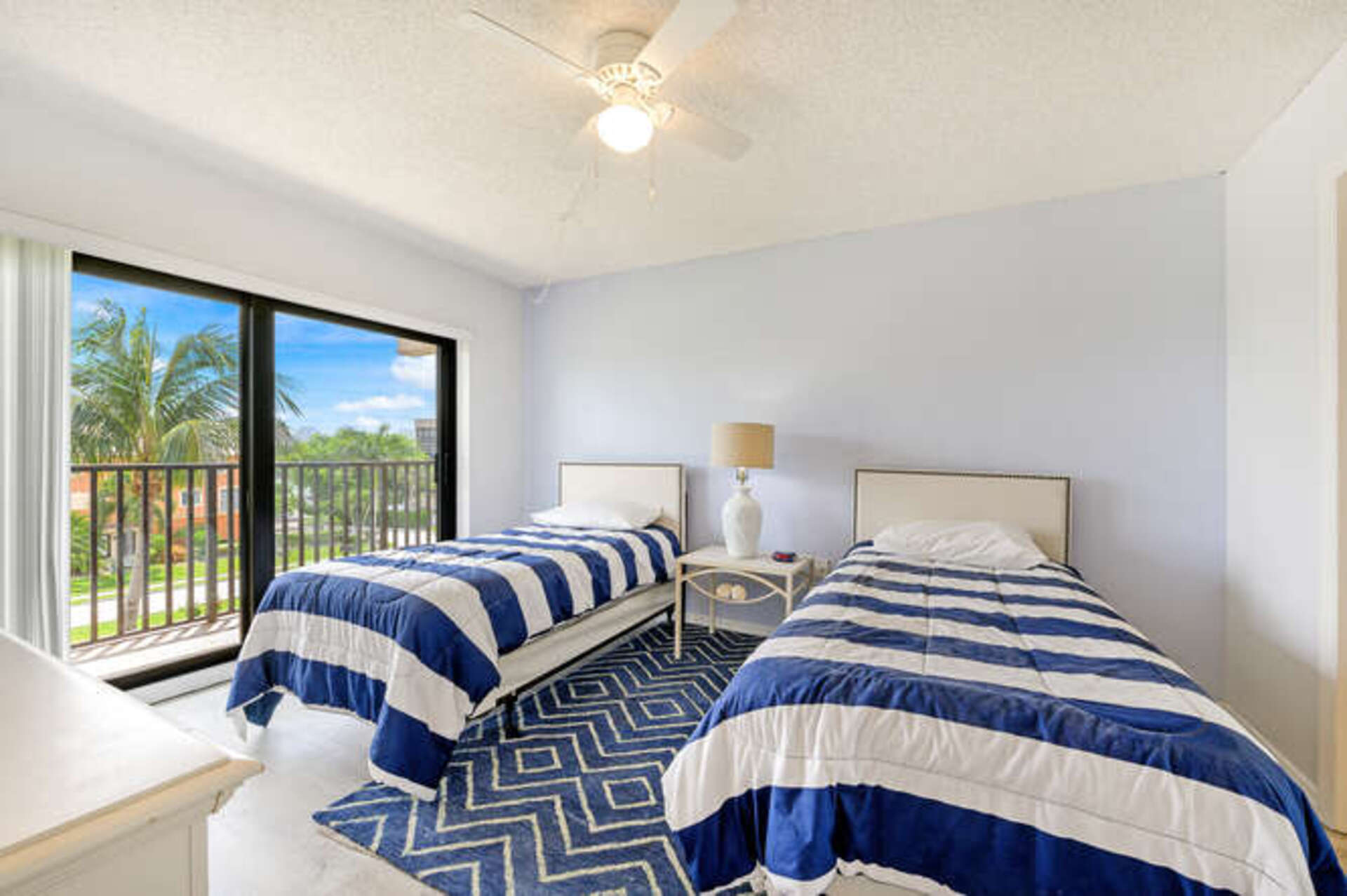 Luxuriöse Eigentumswohnung im zeitgenössischen Stil am Dolphin Way, Florida, Eigentumswohnung 5937