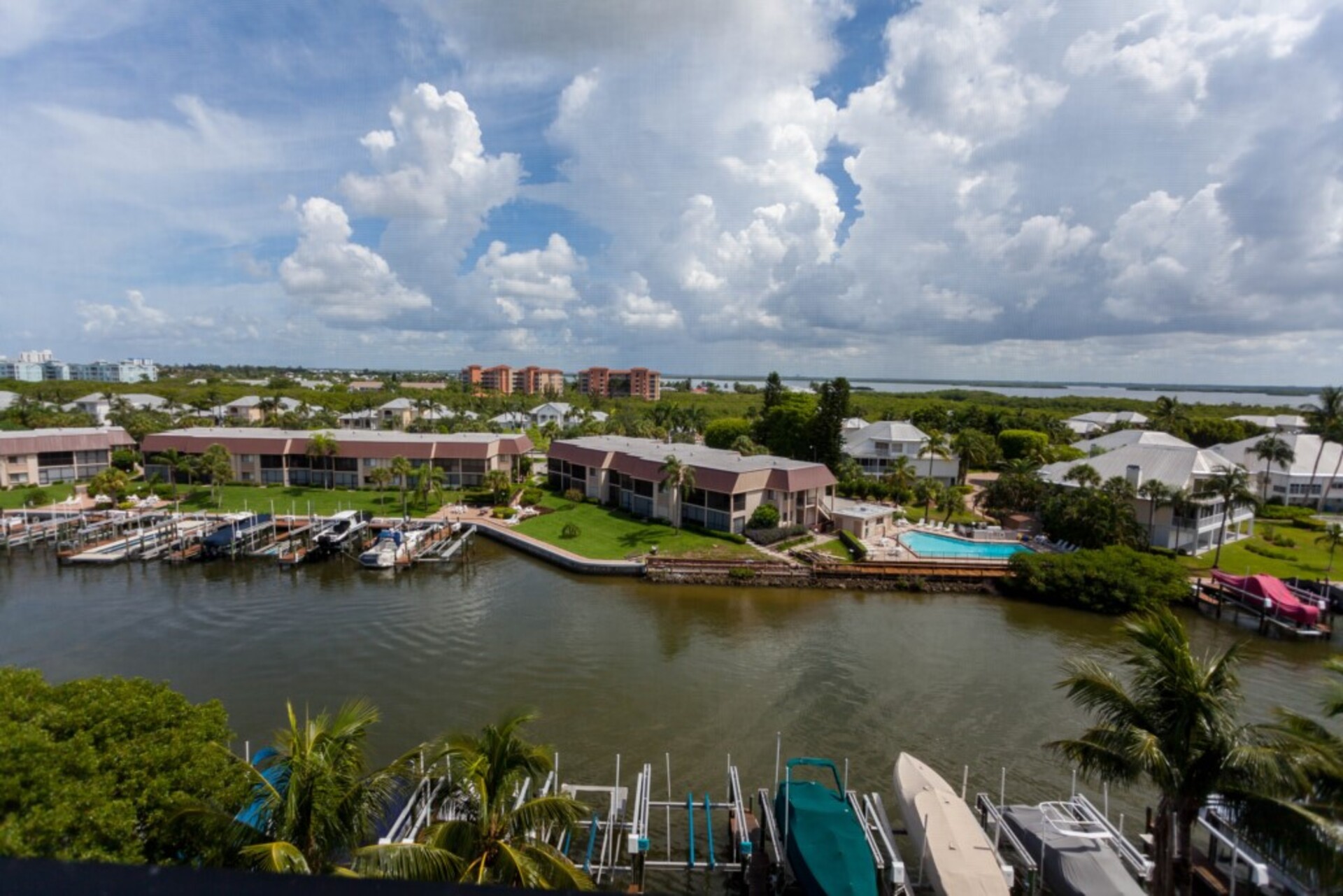 Luxuriöse Eigentumswohnung im zeitgenössischen Stil in Hibiscus Point, Florida, Eigentumswohnung 5933