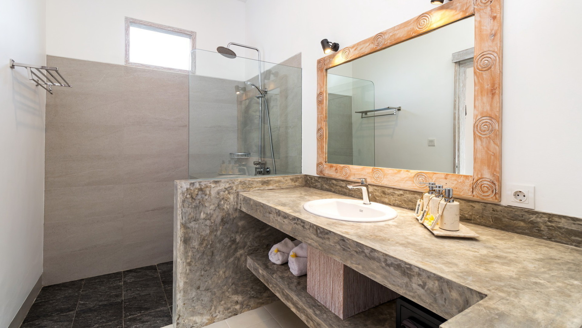 Charmante 7-Zimmer-Villa mit Pool und Balkon auf Bali, Bali Villa 2206