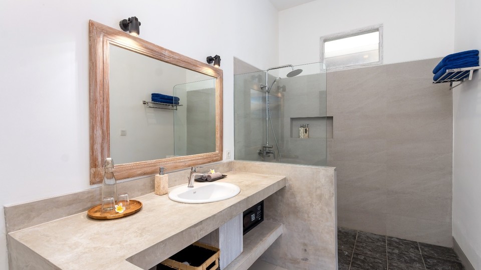 Charmante 7-Zimmer-Villa mit Pool und Balkon auf Bali, Bali Villa 2206