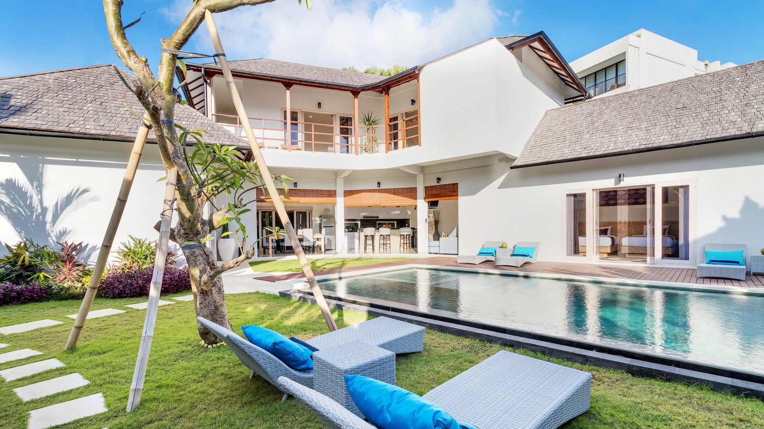 Charmante 7-Zimmer-Villa mit Pool und Balkon auf Bali, Bali Villa 2206