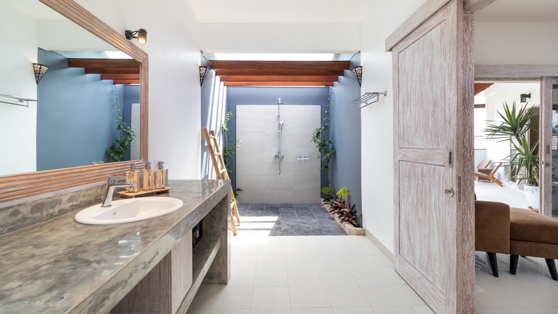 Charmante 7-Zimmer-Villa mit Pool und Balkon auf Bali, Bali Villa 2206