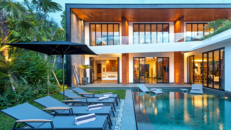 Fröhliche 4-Zimmer-Villa mit Pool und Balkon, Bali Villa 2219