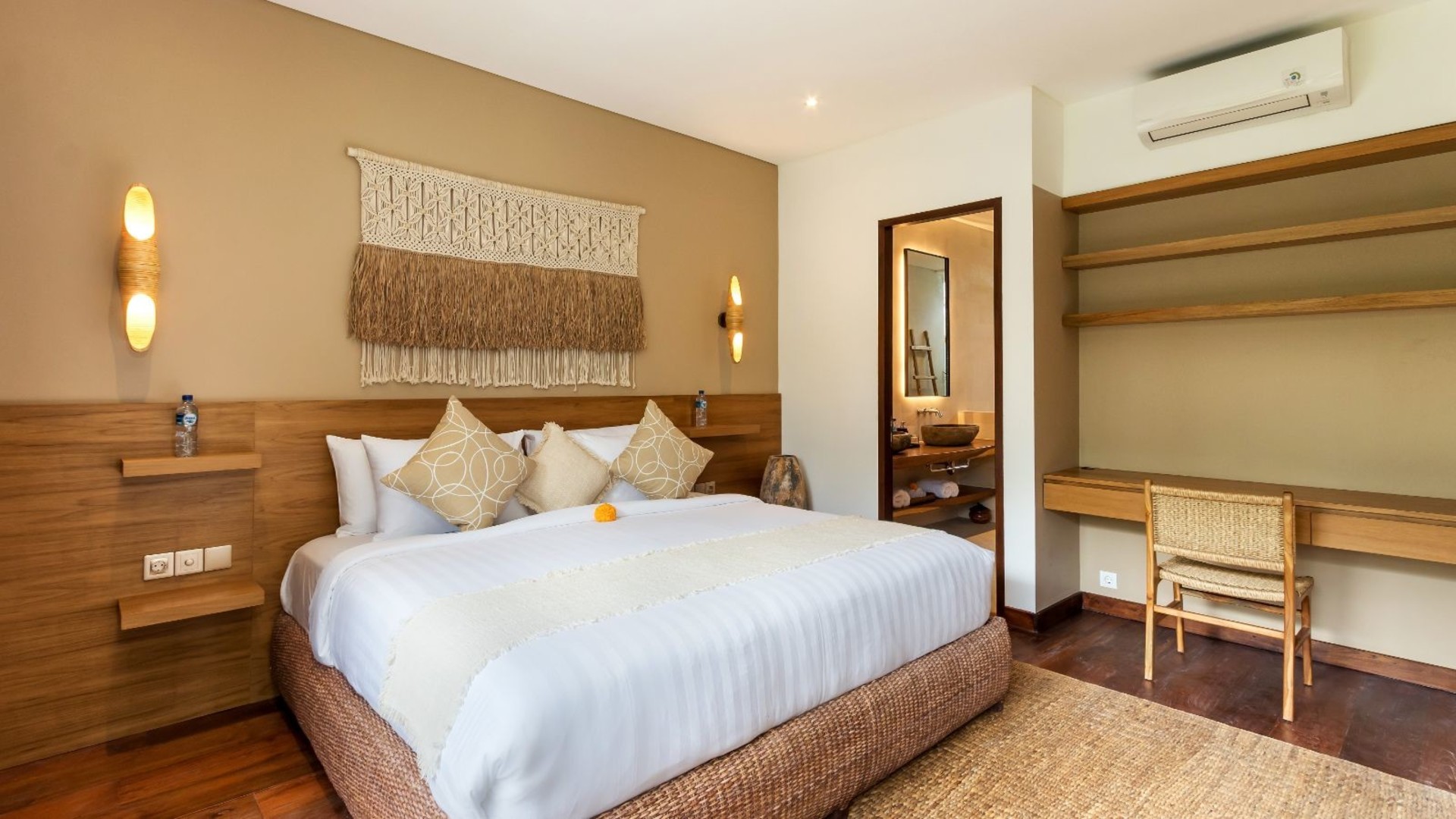 Moderne 4-Zimmer-Villa mit Pool und Balkon, Bali Villa 2220