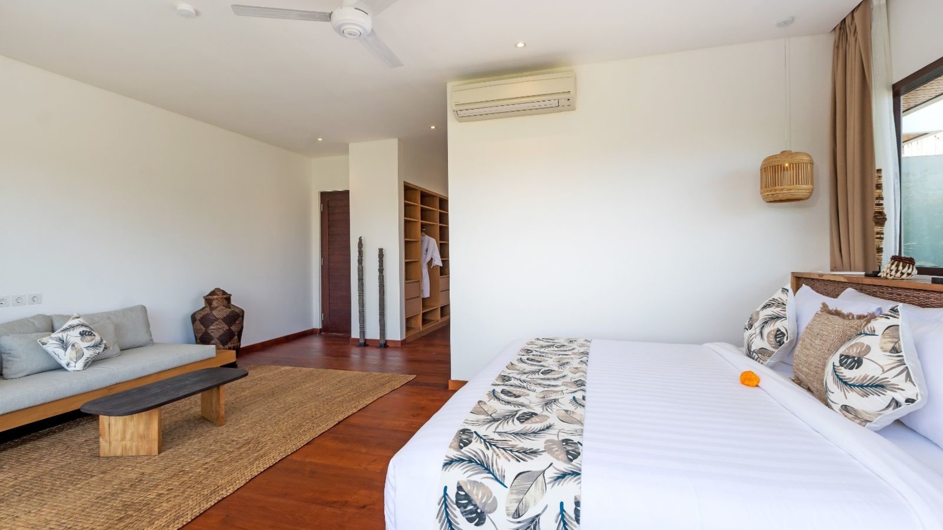 Moderne 4-Zimmer-Villa mit Pool und Balkon, Bali Villa 2220