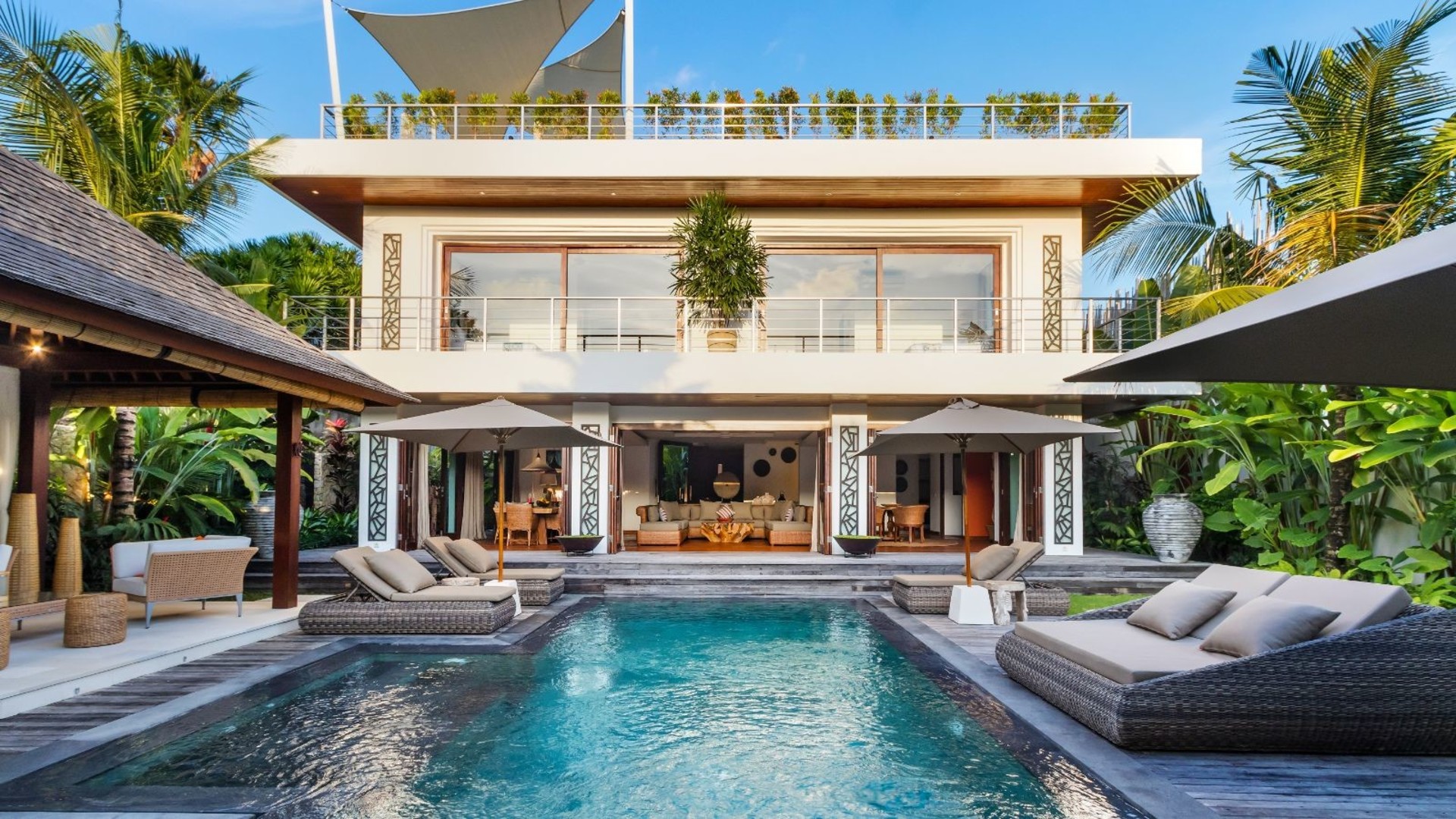 Moderne 4-Zimmer-Villa mit Pool und Balkon, Bali Villa 2220