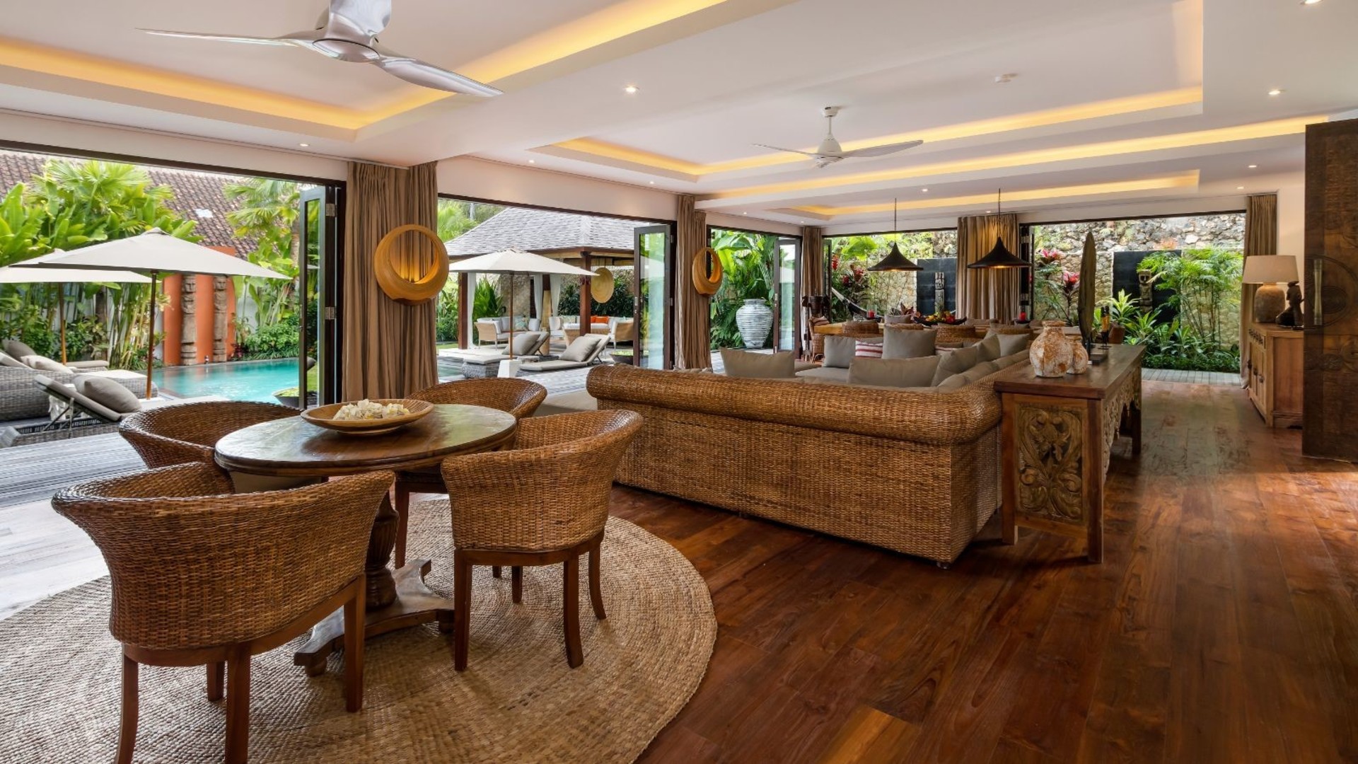 Moderne 4-Zimmer-Villa mit Pool und Balkon, Bali Villa 2220
