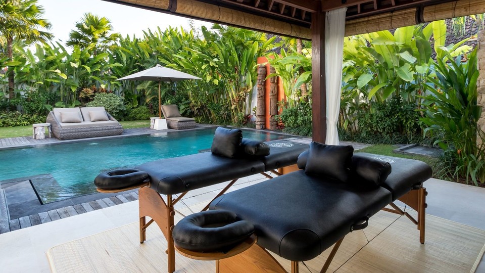 Moderne 4-Zimmer-Villa mit Pool und Balkon, Bali Villa 2220