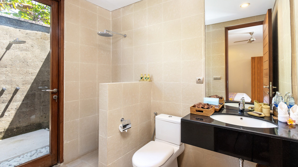 Geräumige 4-Zimmer-Villa mit Pool und Garten, Bali Villa 2233