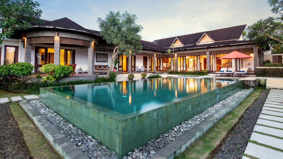 Geräumige 4-Zimmer-Villa mit Pool und Garten, Bali Villa 2233