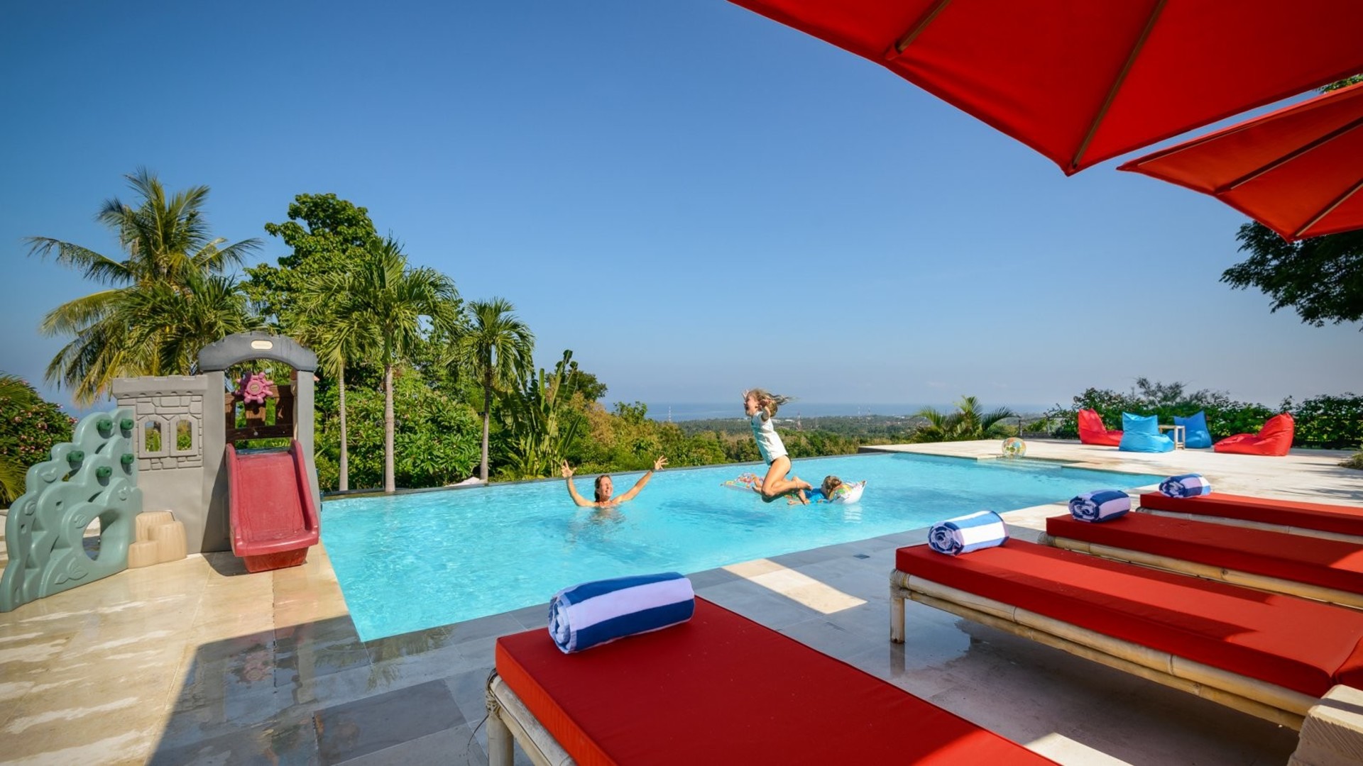 Schöne 3-Zimmer-Villa mit fantastischem Pool- und Meerblick, Bali Villa 2235