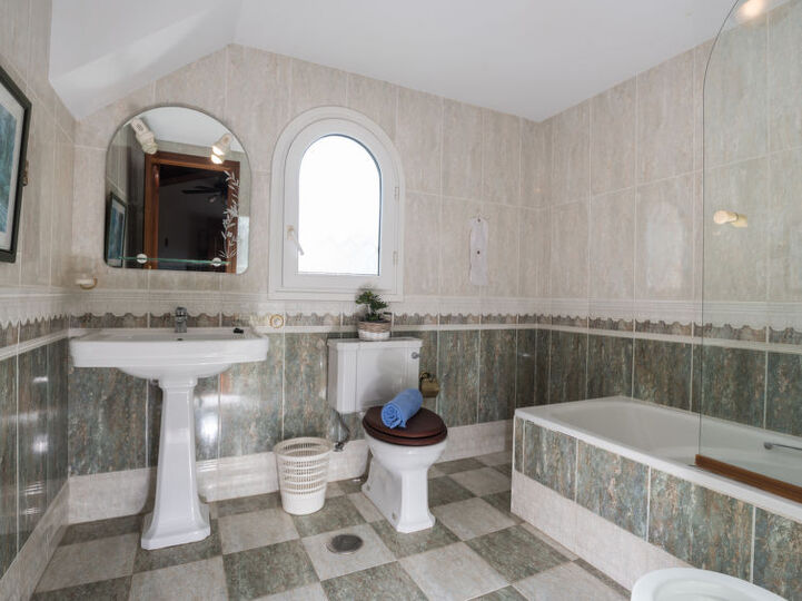 Atemberaubende Villa mit 3 Schlafzimmern und Meerblick, 1141