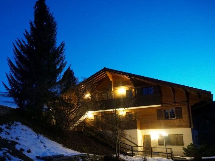 Elegante Villa mit 2 Schlafzimmern in Zweisimmen, 1195