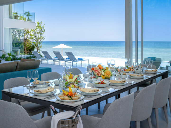 Villa Anda - Intimate dining area overlooking the ocean