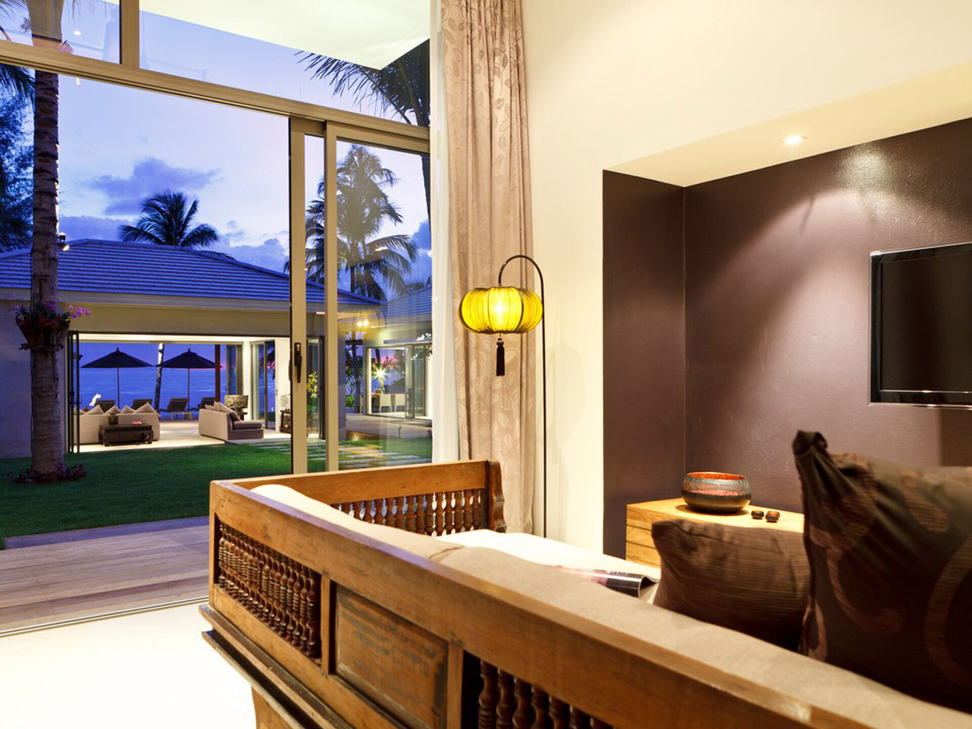 Inasia - Duplex bedroom TV area