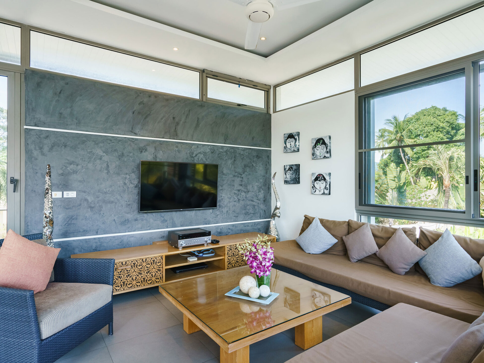 Inasia - Indoor lounging area