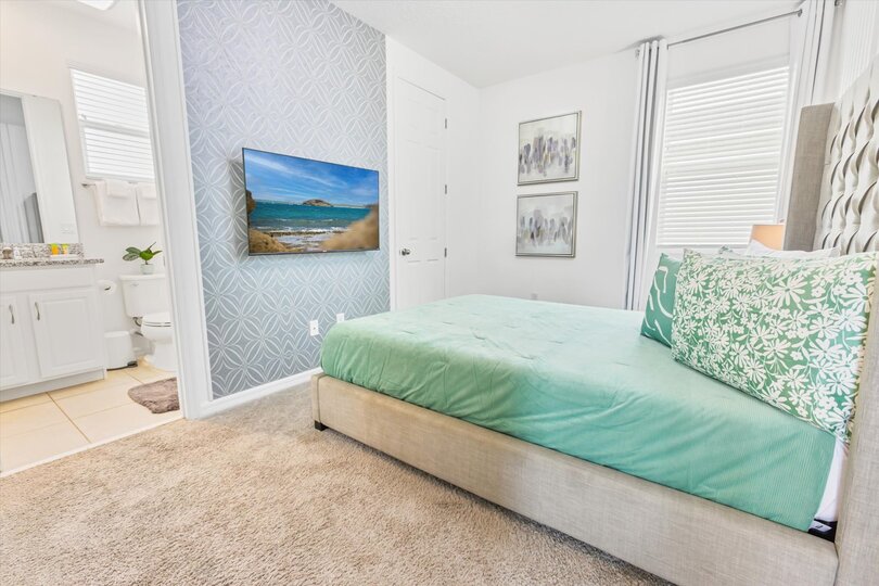 Queen Suite Bedroom 2 (Angle)
50" Roku TV