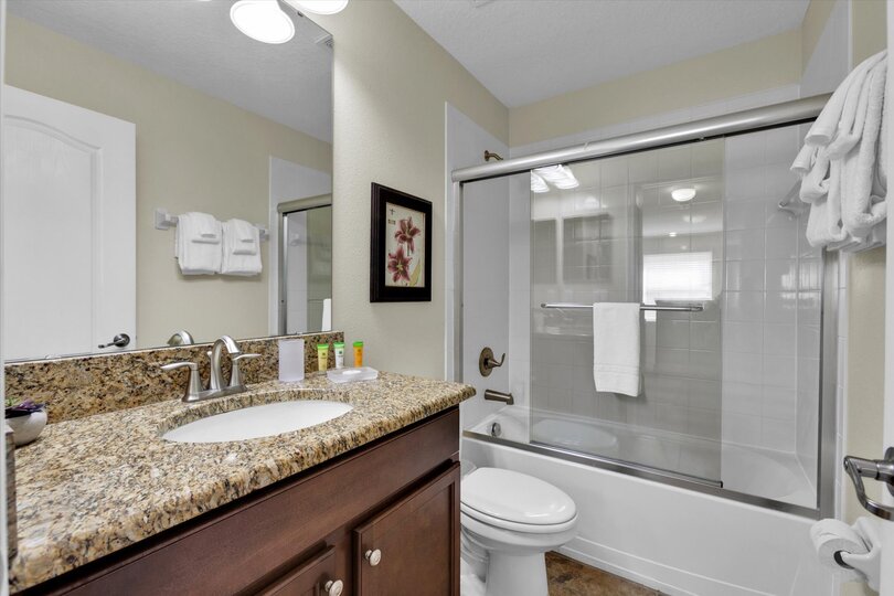 Hall Bathroom 5, Upstairs
Tub/Shower/Combo