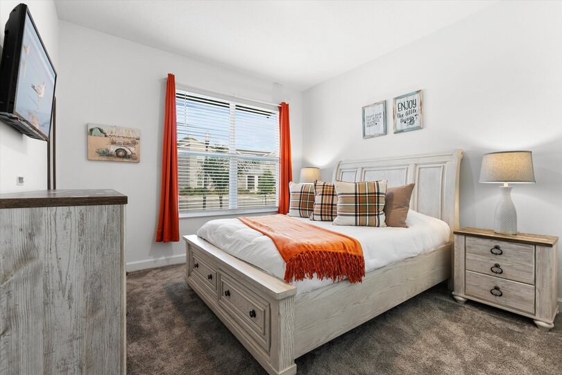 Queen Bedroom 3, Downstairs
32" Smart TV